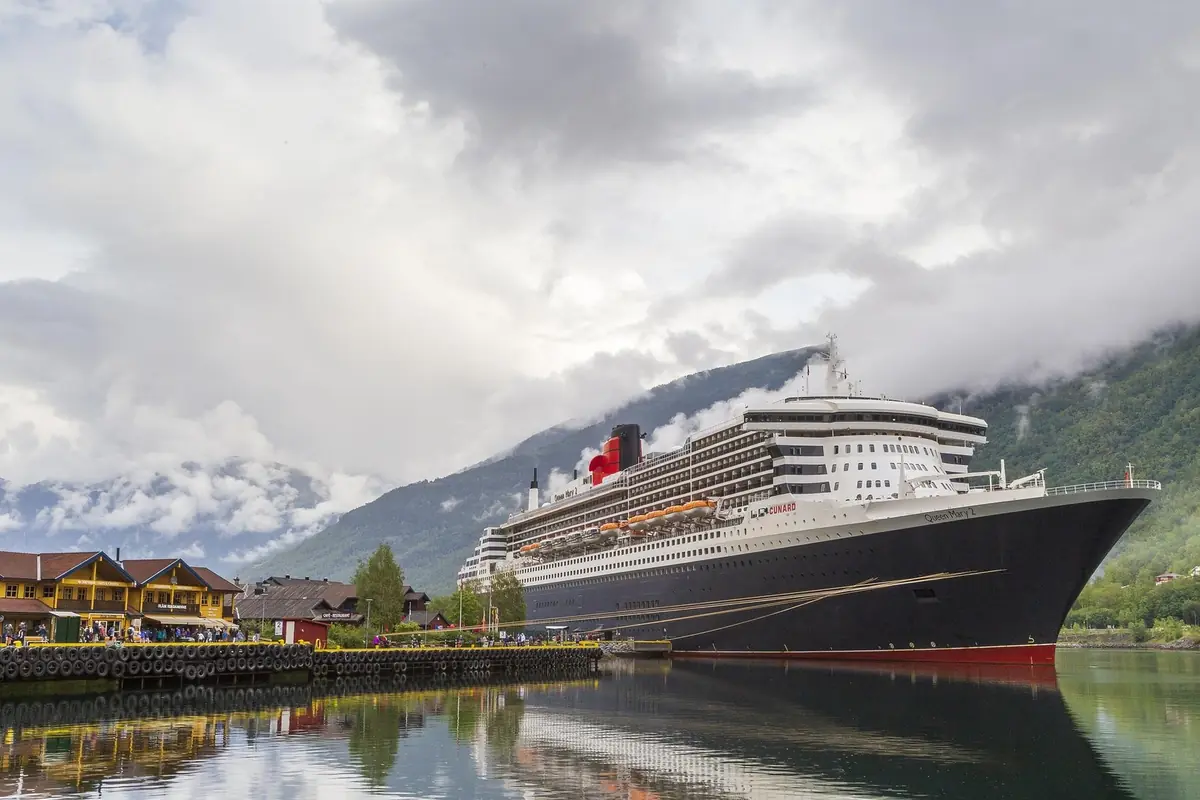 A cruise ship at the quay in FlĂĽm